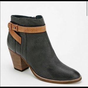 DOLCE VITA Yuri Bootie gray and tan leather size 9